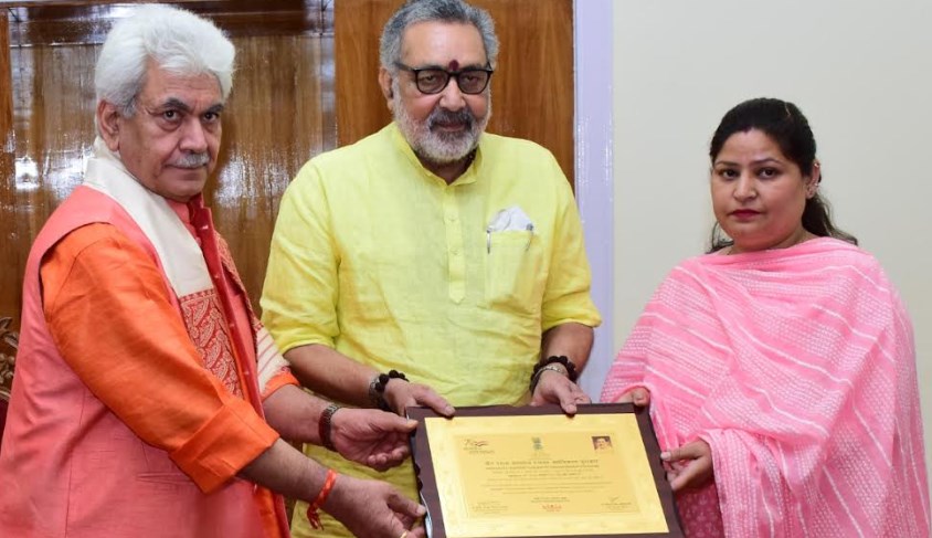 Union Minister Giriraj Singh, Lt Governor hand over National Panchayat Awards to PRIs of J&K