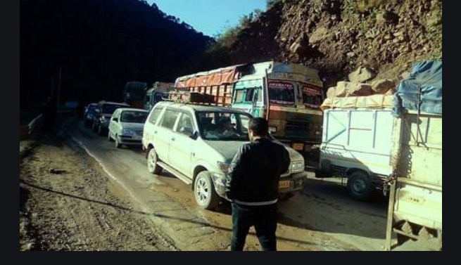 Srinagar-Jammu highway reopens for one-way