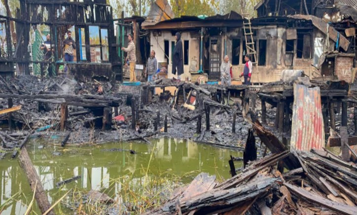 3 tourists from Bangladesh die in Houseboat Fire at Srinagar's Dal Lake