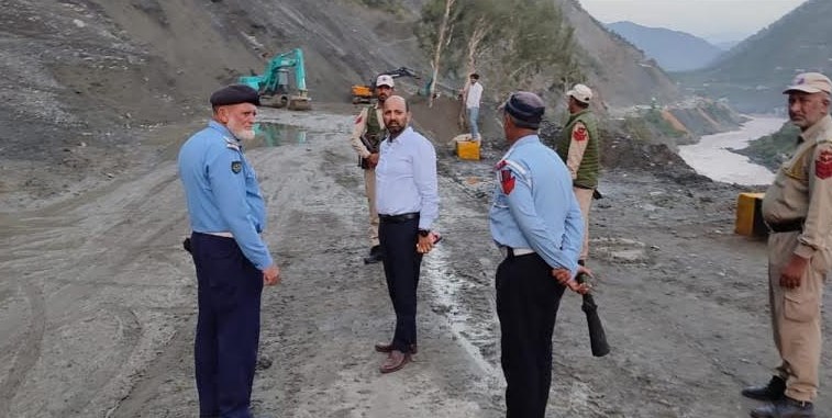 DC Ramban monitors road clearance operation, arrangements for stranded passenger