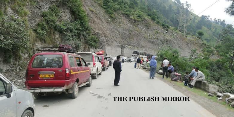 One-way traffic from Jammu to Srinagar plies on highway