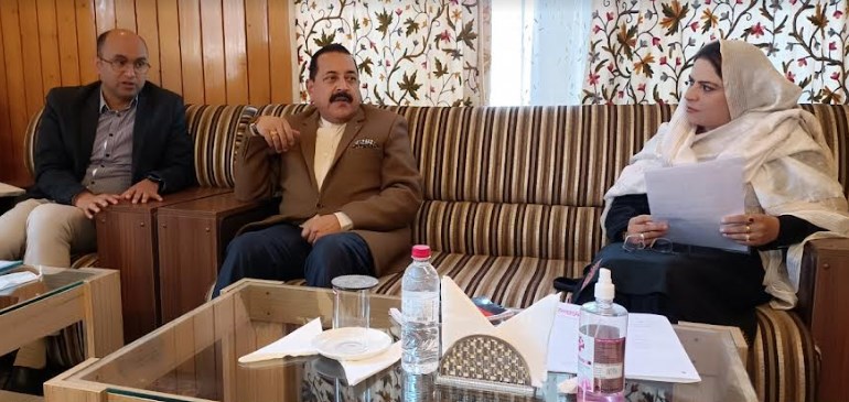 Dr Jitendra Singh interacts with DDC, BDC members at Baramulla; Assesses their grievances