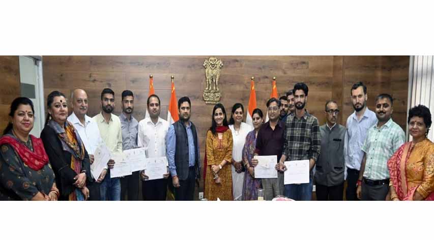 Prerna Puri felicitates winners of DIPR Logo redesigning
