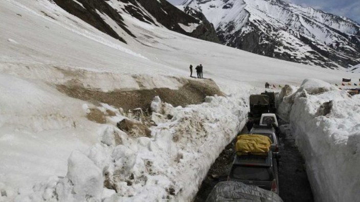 Zojila pass connecting Kashmir valley and Ladakh opens