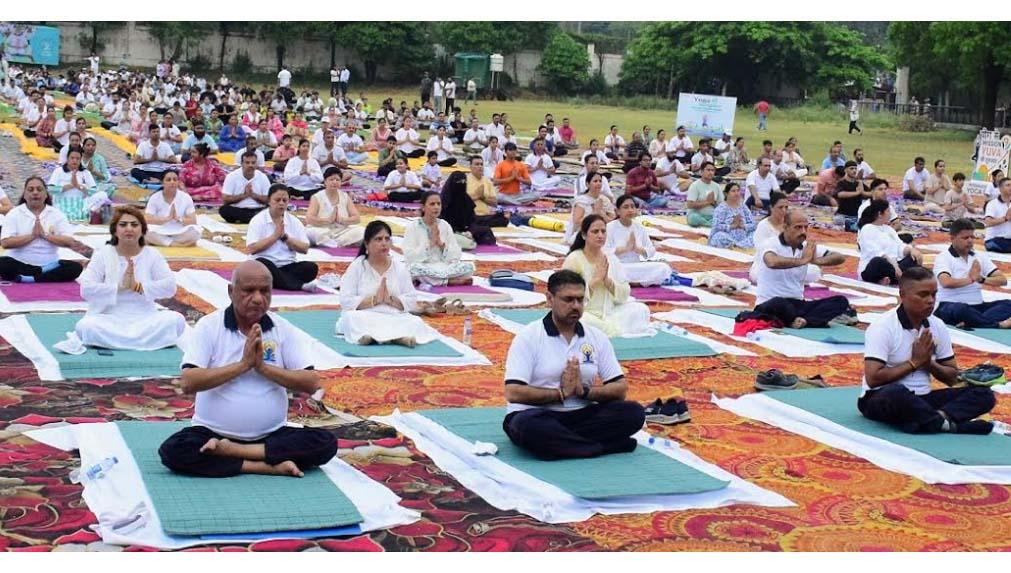 Satish Sharma attends 11th International Day of Yoga celebration in Jammu