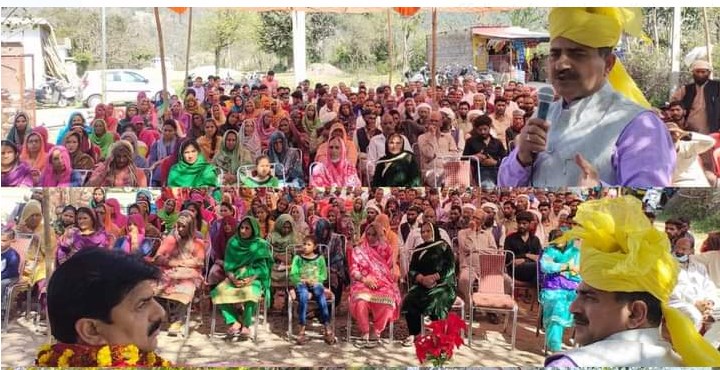Jugal Kishore MP interacted with Labharthis at Churta in Nagrota Constituency