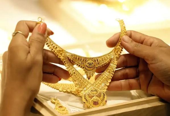 Gold futures extend bull run for 4th day; jump Rs 1,899 to near Rs 1 lakh