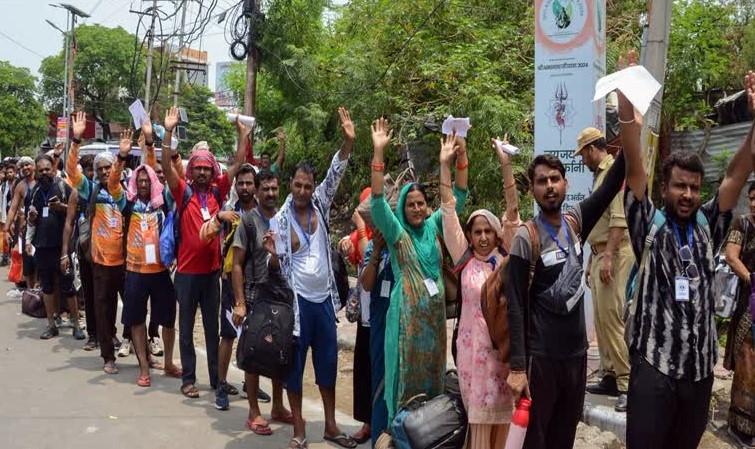 Amarnath Yatra : 6,900 Pilgrims leave Jammu base camp for Kashmir