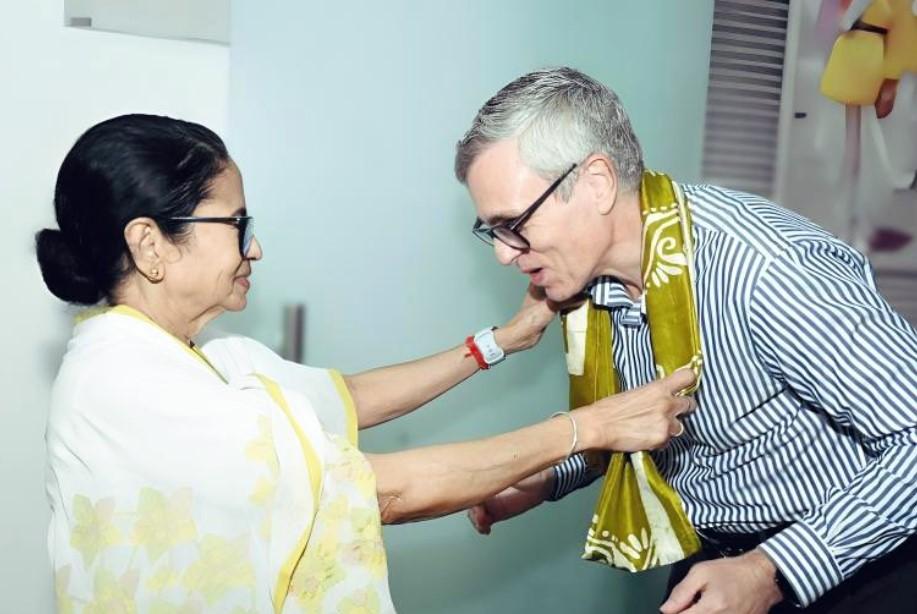 CM Omar meets Mamta Banerjee, invites her to Kashmir