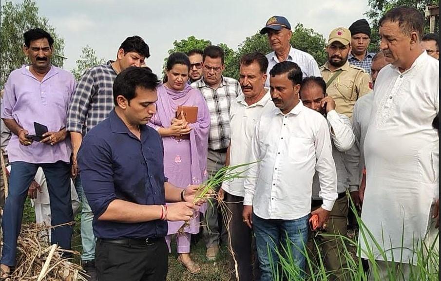 Deputy Commissioner Jammu visits RS Pura to meet farmers, inspect damage to bandh on Tawi