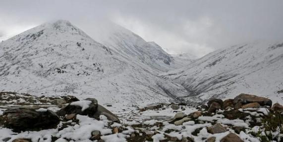 Kashmir's upper areas receive fresh snowfall