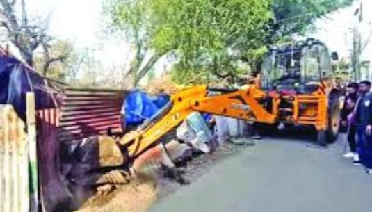 JMC razes over 100 shanties in drive against unhygienic slums in Jammu