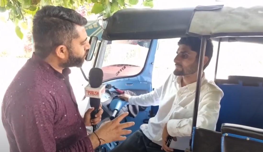 Masters की Degree करने के बावजूद Mohammad Khalid E-Riksha चलाने के लिए मजबूर