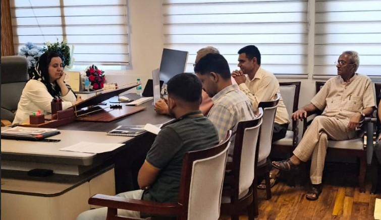 Sakeena Itoo meets scores of public delegations, individuals at Jammu