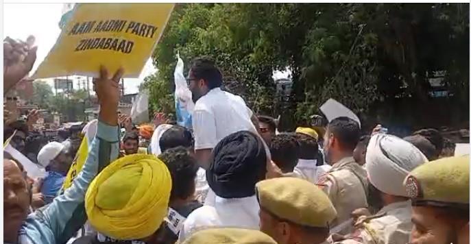 Scuffle in J-K Assembly complex: AAP protests against PDP, BJP