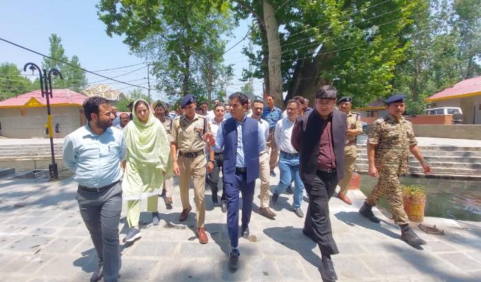 Div Com Kashmir visits Tulmulla, inspects arrangements for Kheer Bhawani Mela