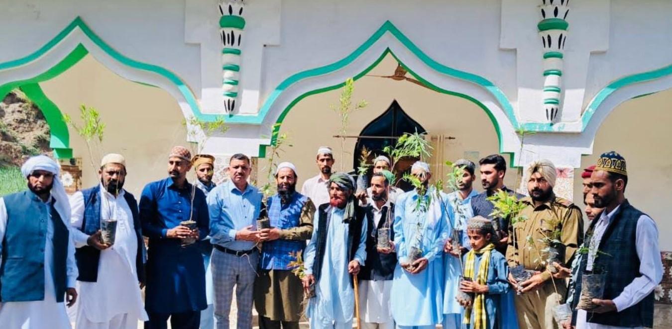 Forest deptt distributes 2 lakh saplings on Eid-ul-Fitr