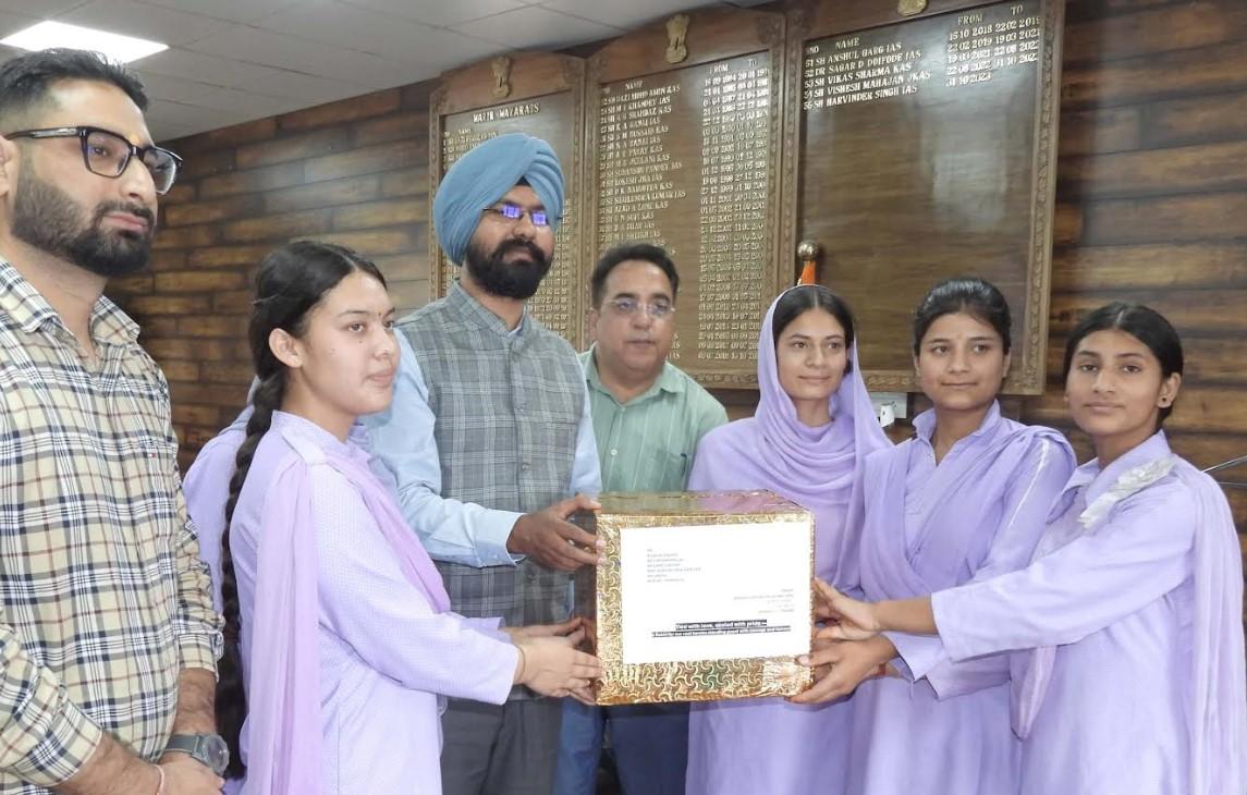 Doda students send 3,000 handmade rakhis to soldiers at Leh-China border under Har Ghar Tiranga campaign