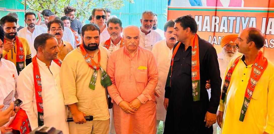 Prominent political activists from NC, PC and Apni Party joined the BJP in Srinagar