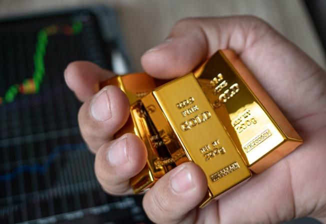 Gold declines Rs 650 to Rs 96,850/10 gm amid weak global cues