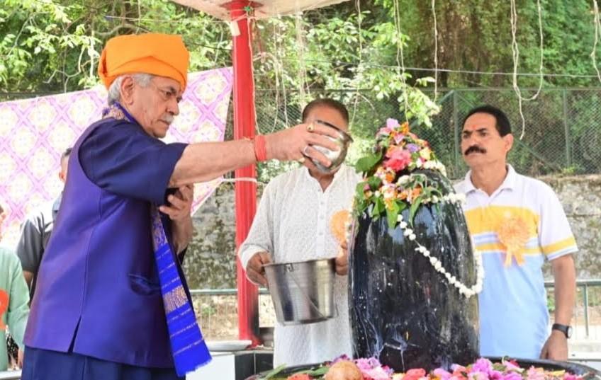 Lieutenant Governor attends Harbah Utsav, pays obeisance at Mata Sidh Lakshmi Temple at Lok Bhawan, Anantnag
