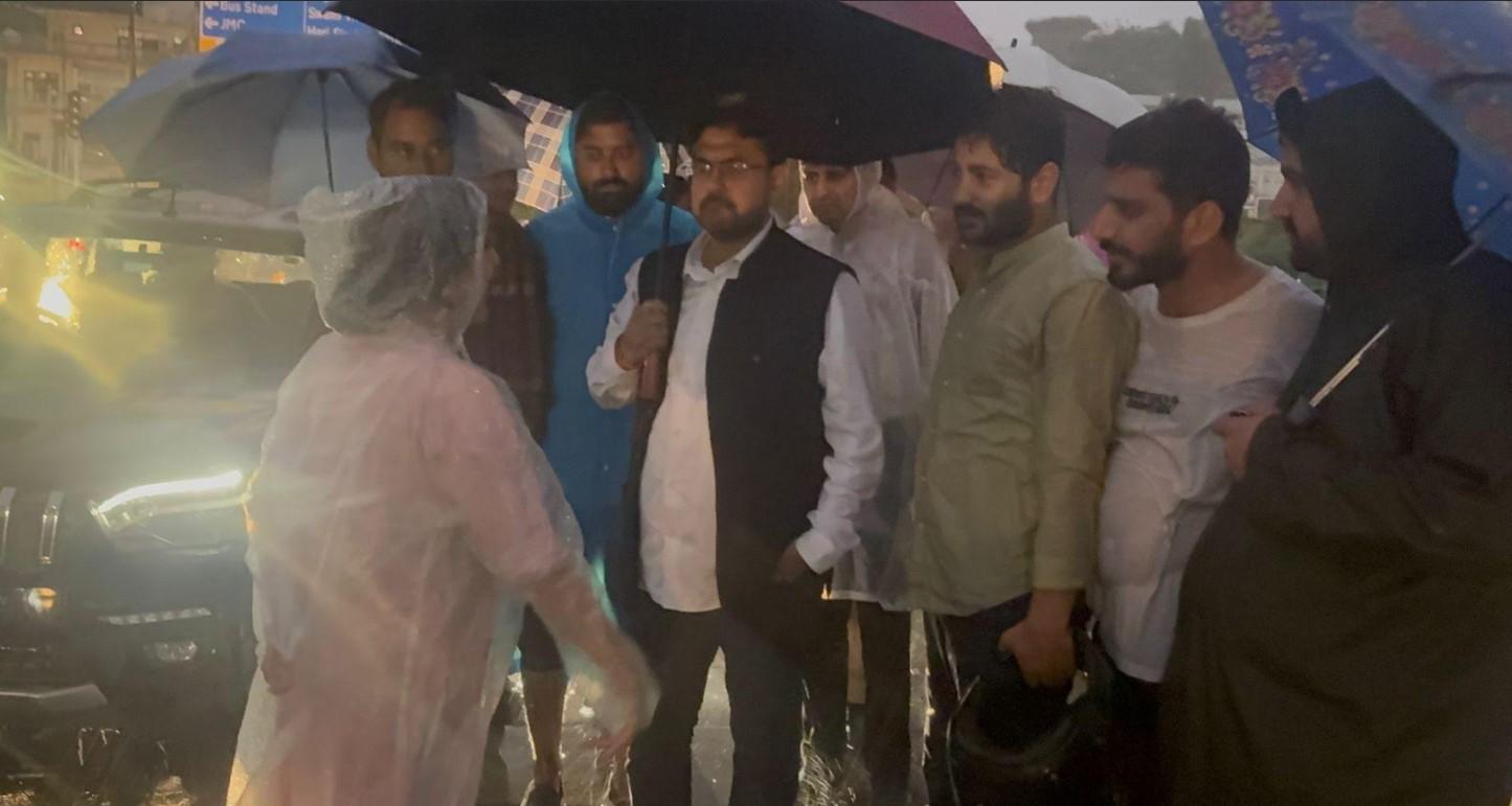 Satish Sharma inspects Tawi River embankments, assesses water level situation