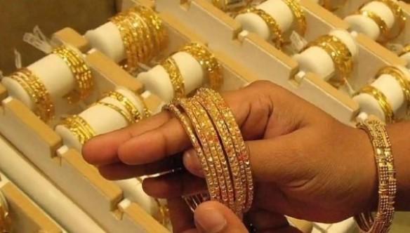 Silver falls 2 pc to Rs 2.5 lakh/kg; gold advances Rs 700 per 10 gms