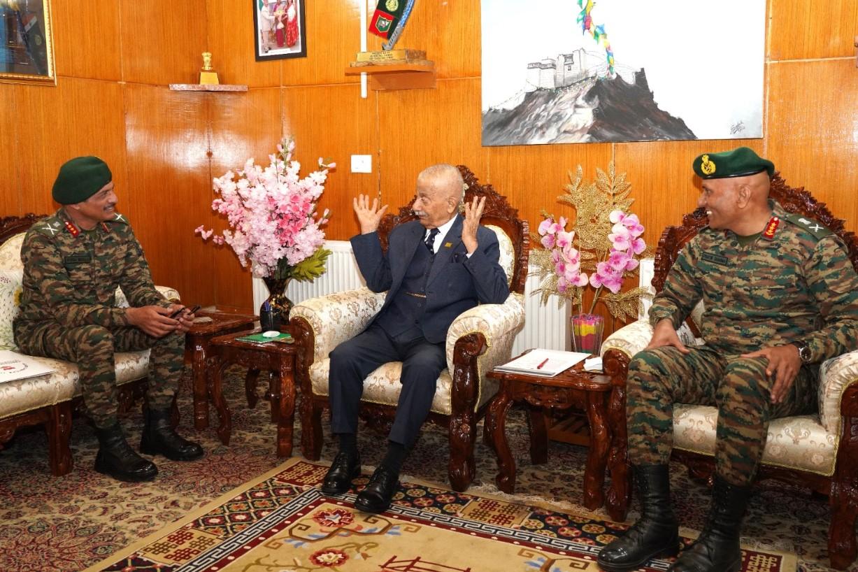 Northern Army Commander meets Ladakh LG, discusses security situation