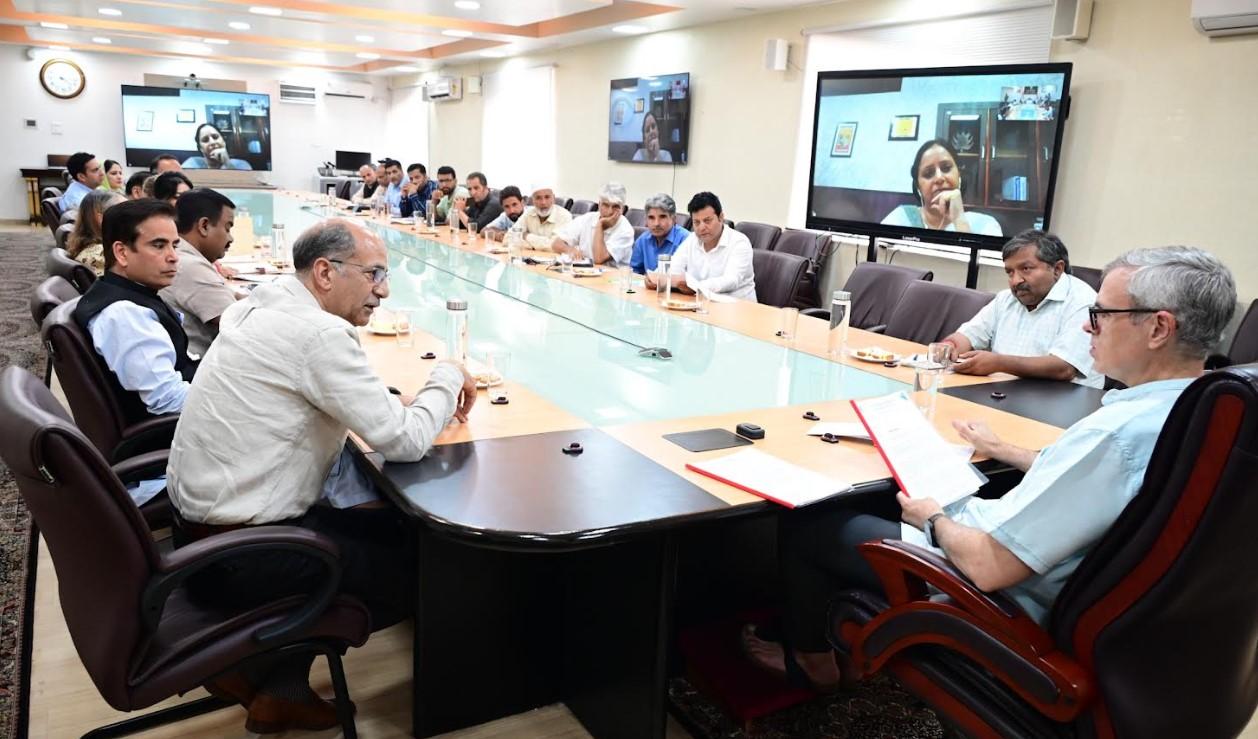Houseboat Association, Dal dwellers call on CM Omar Abdullah; flag long-pending issues
