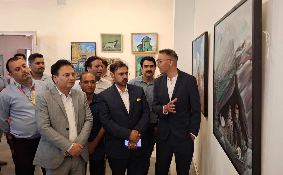 Satish Sharma inaugurates 3 day painting exhibition at Kala Kendra