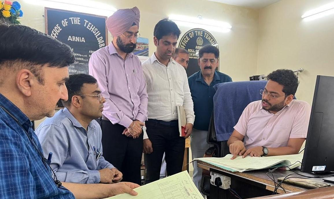 DC Jammu inspects Girdawari registrations in Arnia-Bishnah