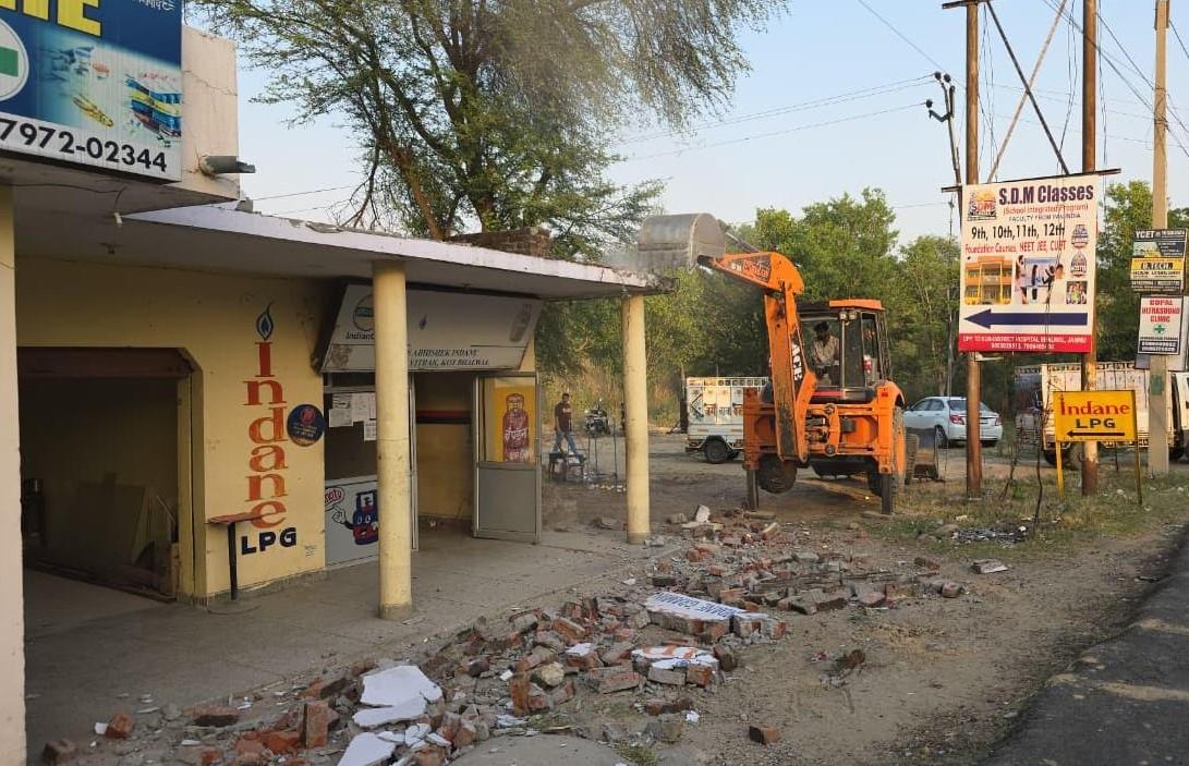 District administration demolishes four illegal shops on State land in Bhalwal