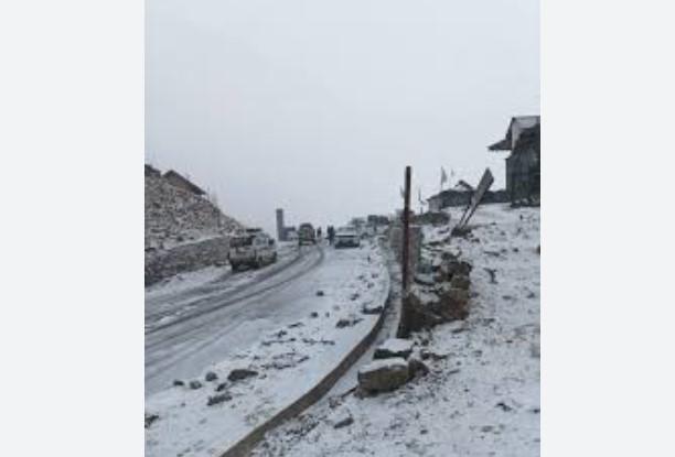 Traffic temporarily suspended on Mughal Road after fresh snowfall