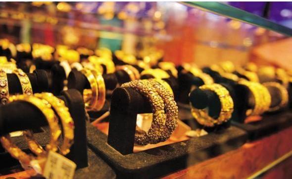 Gold, silver decline as strong dollar, easing US-China tensions temper safe-haven demand