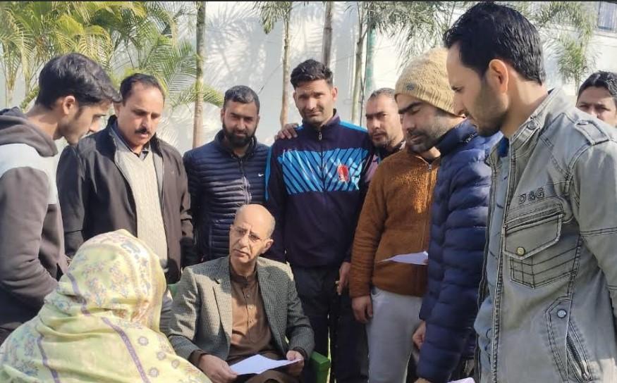 Advisor to CM Nasir Aslam Wani listens to people’s issues at Raabita Jammu