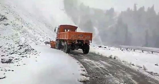 Traffic moves smoothly on Jammu Srinagar National Highway, Mughal Road open with slow movement due to frost