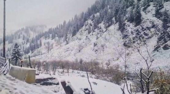 Fresh snowfall in higher reaches of Kashmir