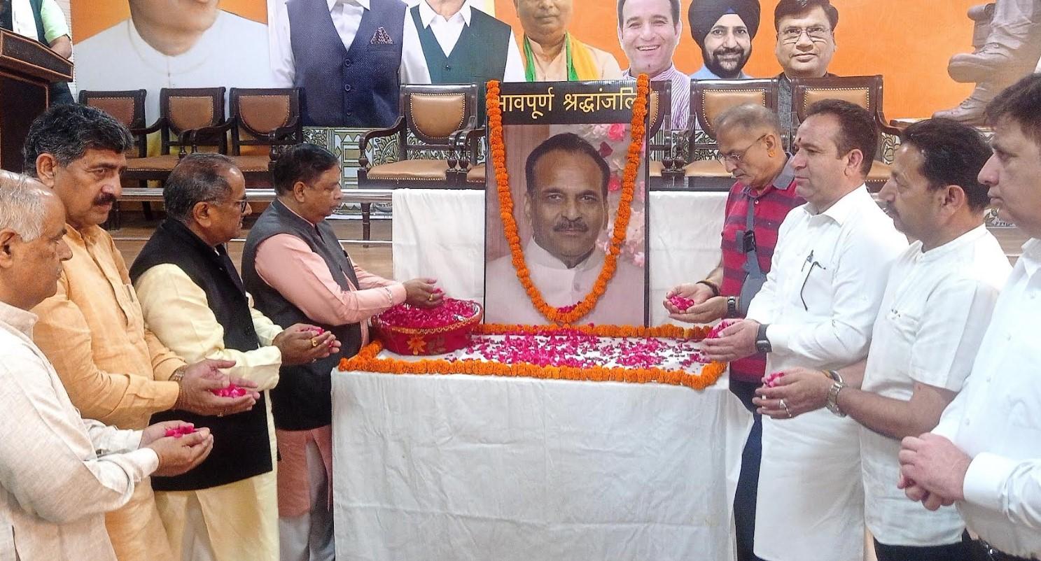 J&K BJP pays floral tributes to Adv. Ramesh Arora