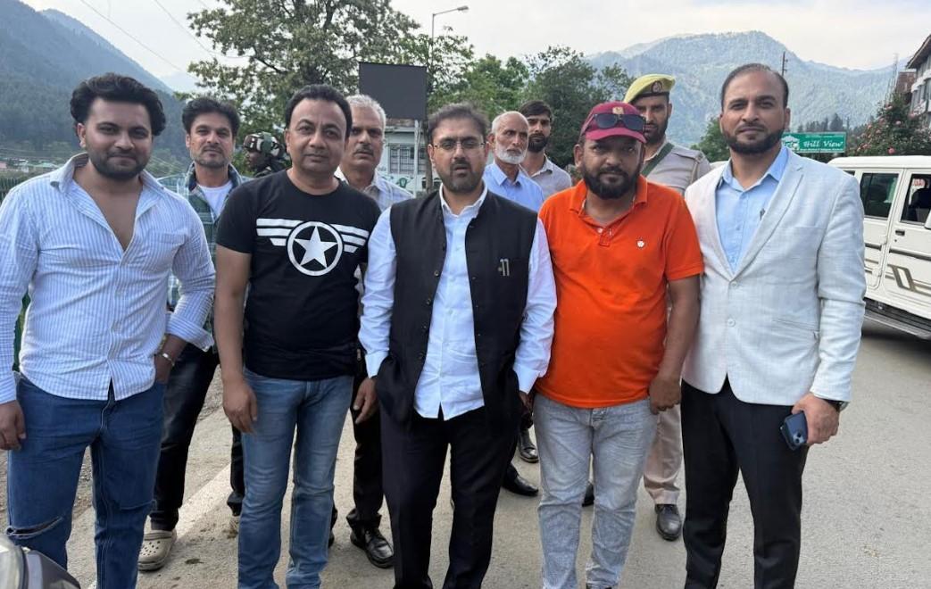 Satish Sharma visits Pahalgam, meets, tourists, taxi operators