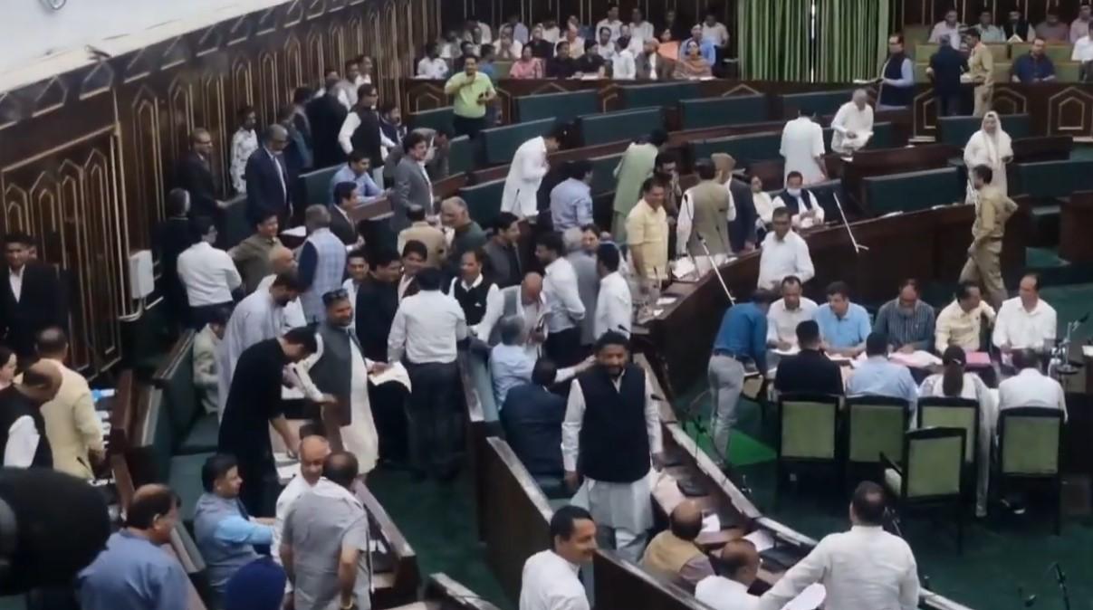Waqf Amendment Bill को लेकर विधानसभा में जमकर हुआ हंगामा