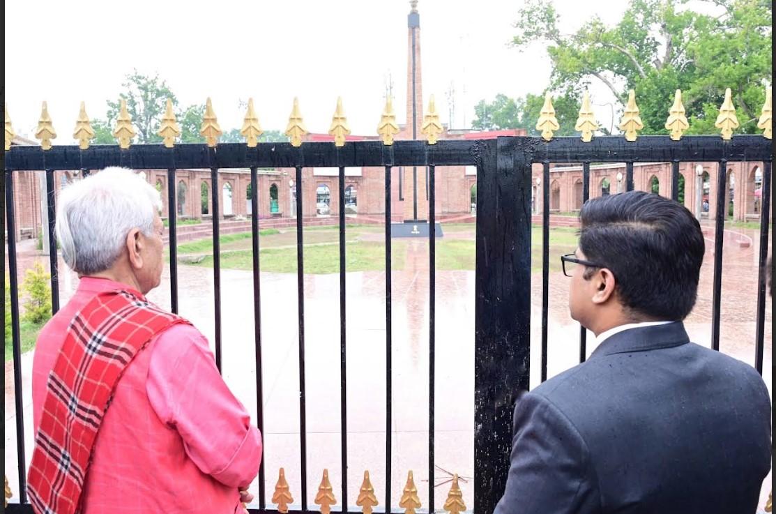 Lieutenant Governor visits Balidan Stambh in Srinagar