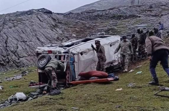 Two Killed, Several Injured as Traveller Vehicle Meets Accident Near Gumri, Drass