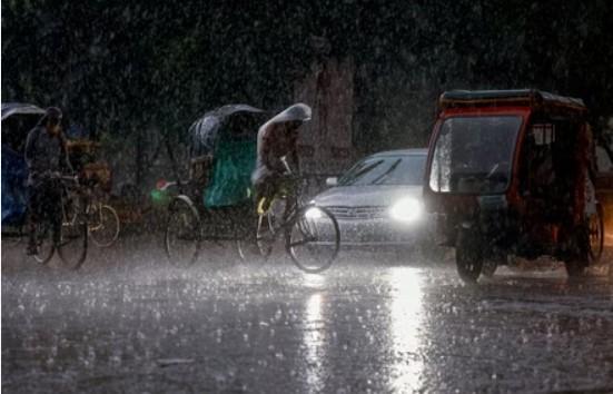 Heavy Rain, Thunderstorms Bring Relief from Heat in Delhi-NCR; Flights Impacted, Airlines Issue Advisory