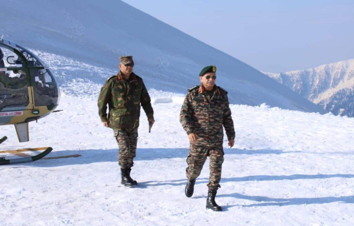 Army Chief Visits forward posts in North Kashmir, reviews security situation