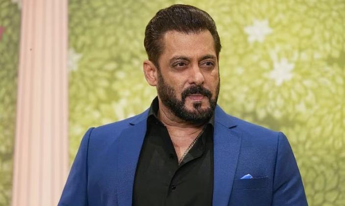 Salman Khan receives fresh death threat: Unknown person threatens to blow up actor's car with bomb, complaint filed
