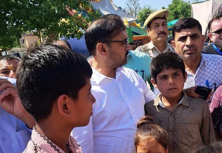 Satish Sharma visits relief camps; meets displaced border residents