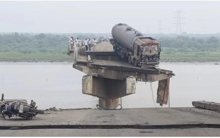 9 Killed after vehicles fall into river as bridge collapses in Gujarat