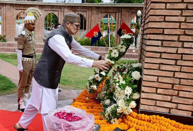 CM Omar Abdullah pays floral tributes at Balidan Stambh