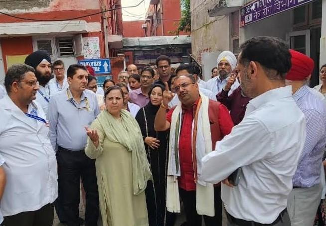Sakeena Itoo visits Govt. Hospital Gandhinagar Jammu, assesses medical care facilities