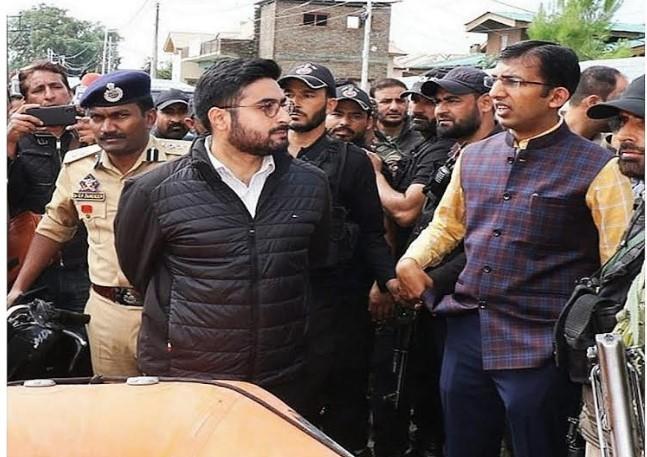Div Com Kashmir visits flood-affected areas in Srinagar, Budgam